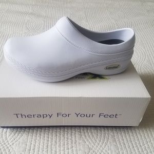 landau nursing clogs